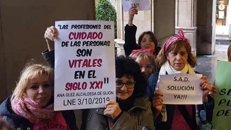 Manifestantes frente a la privatización de este servicio / Plataforma SAD de Asturias.