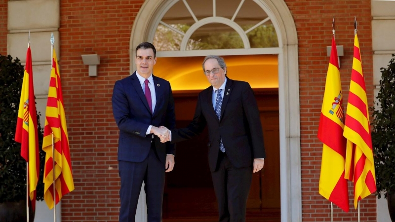 26/02/2020.- El presidente del Gobierno, Pedro Sánchez (i), y el president de la Generalitat de Cataluña, Quim Torra(d) en Moncloa. / EFE - CHEMA MOYA