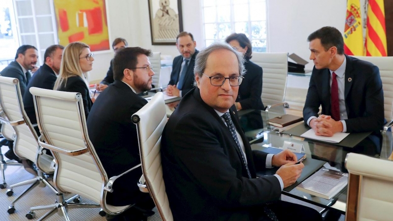 26/02/2020.- El presidente del Gobierno, Pedro Sánchez (i), y el president de la Generalitat de Catalunya, Quim Torra(d) , encabezan la primera reunión de la Mesa de Diálogo en Moncloa. / EFE - CHEMA MOYA