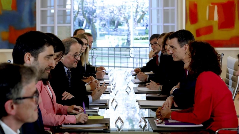 26/02/2020.-  El presidente del Gobierno, Pedro Sánchez (2d) conversa con el presidente de la Generalitat, Quim Torra (4i), en la primera reunión de la mesa de diálogo para solucionar el conflicto político en Catalunya. / EFE