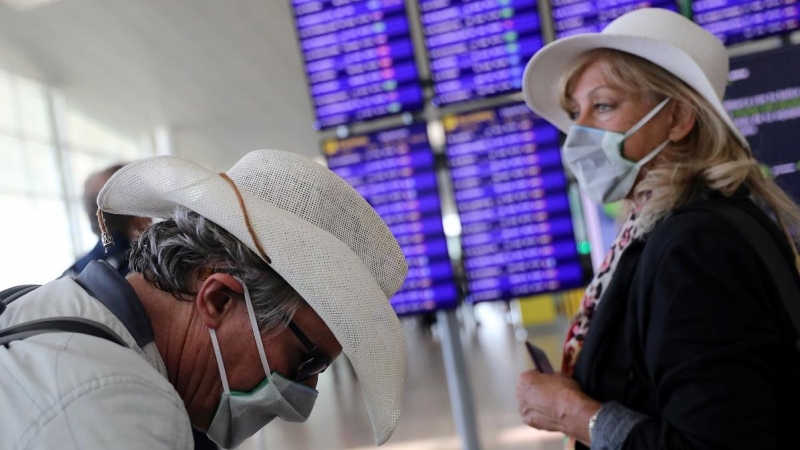 26/02/2020  - Pasajeros en el aeropuerto de Barcelona-El Prat. / REUTERS