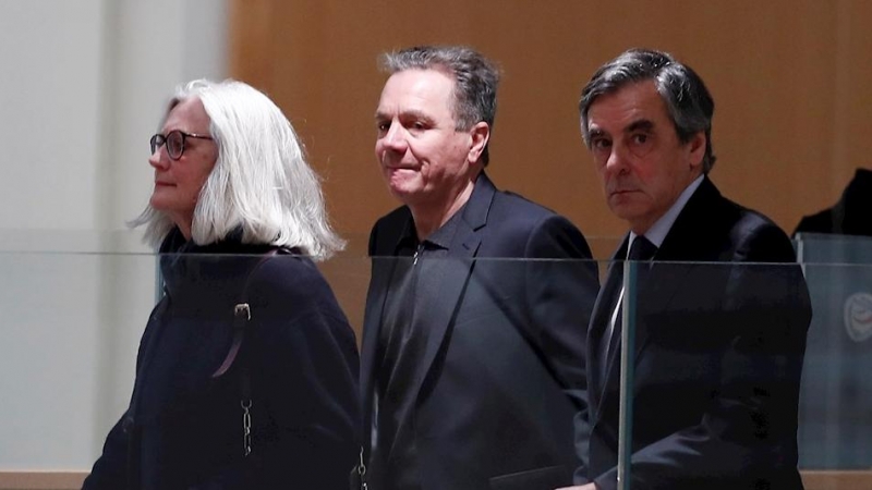 24/02/2020.-  El ex primer ministro francés Francois Fillon y su esposa Penélope en el juzgado de París. / EFE