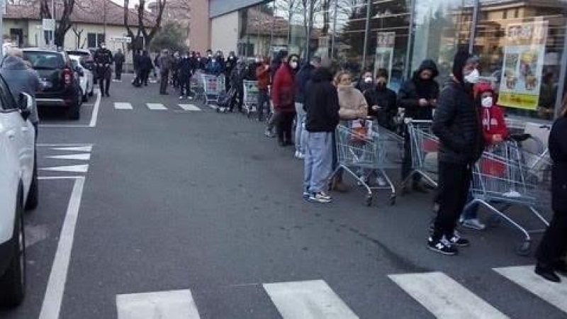 Cola en un supermercado italiano. - FEDERICO SCARIONI