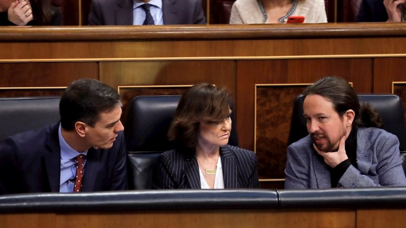 El presidente del Gobierno, Pedro Sánchez (izq), conversa con la Vicepresidenta Primera, Carmen Calvo, y con el vicepresidente de Derechos Sociales y Agenda 2030, Pablo Iglesias, durante el pleno celebrado este jueves en el Congreso. /EFE