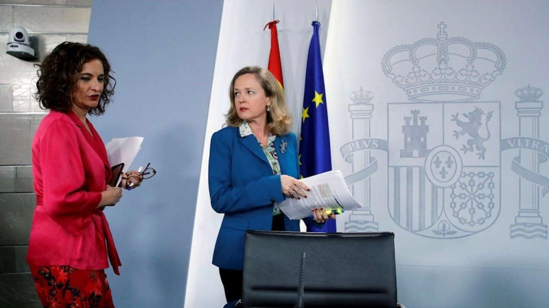 La ministra de Hacienda y Portavoz del Gobierno, María Jesús Montero, y la vicepresidenta tercera y ministra de Asuntos Económicos, Nadia Calviño, antes de comenzar la rueda de prensa tras la reunión del Consejo de Ministros en la que se ha aprobado la se