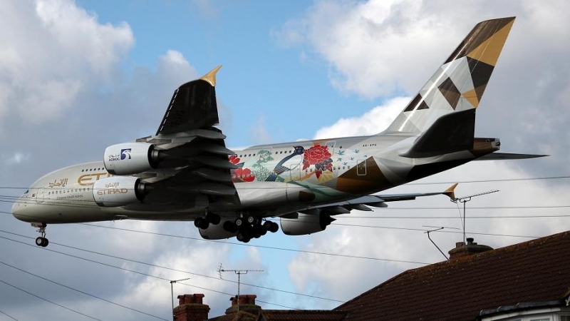 Avión sobrevolando las calles de Londres. / Hannah Mckay - Reuters