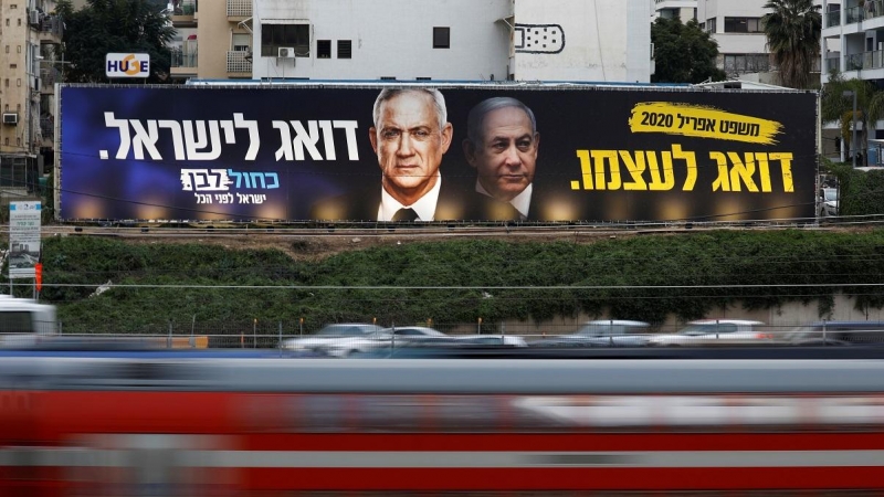 Cartel electoral en Tel Aviv en el que aparecen representados Benny Gantz (i) y Benjamín Netanyahu (d), los dos candidatos a convertirse en primer ministro tras las terceras elecciones en Israel./ Amir Cohen (Reuters)