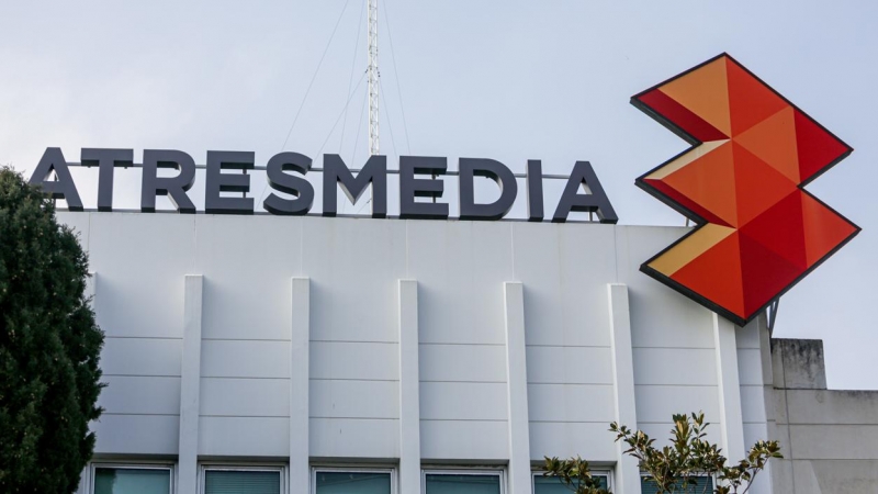 El logo de Atresmedia en lo alto de la sede del grupo de comunicación en San Sebastián de los Reyes (Madrid). E.P./Ricardo Rubio