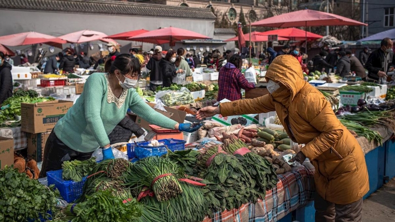 La opción del teletrabajo no es válida para todos. Este mercado de alimentos Pekín sigue funcionando mientras los casos confirmados en el país ya superan los 80.000./ Roman Pilipey (EFE/EPA)