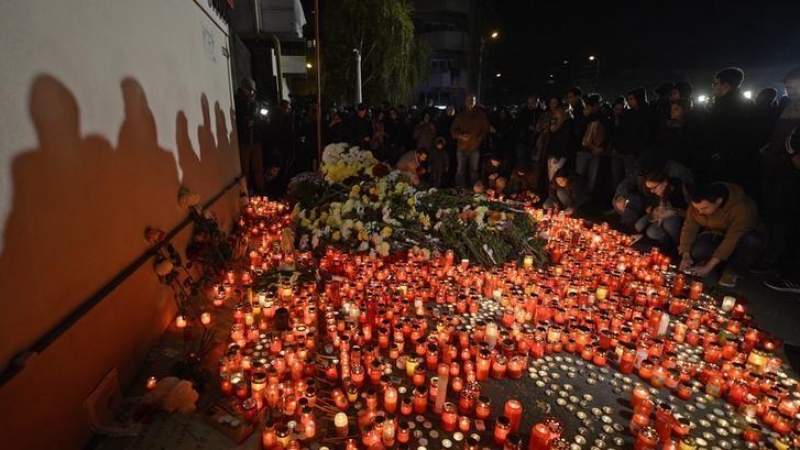 La gente enciende velas detrás de la discoteca donde se produjo el incendio en Bucarest en una imagen de archivo. / REUTERS