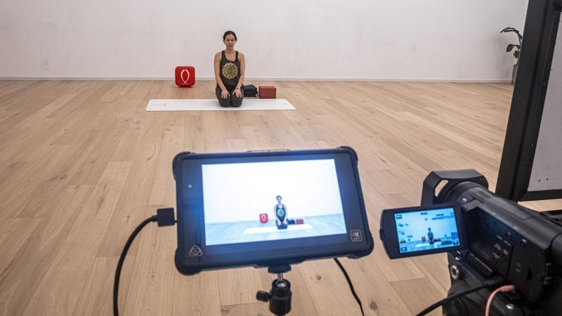 Una profesora de yoga da su clase virtual en Pekín por el coronavirus./ ROMAN PILIPEY (EFE)