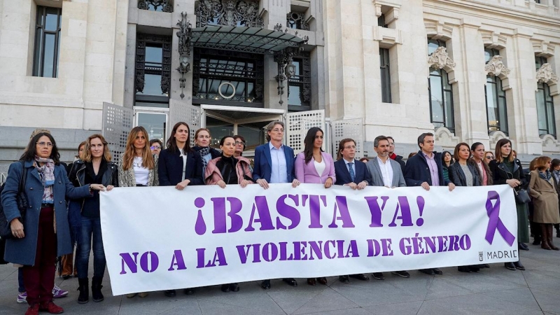 28/02/2020.- Minuto de silencio en el Ayuntamiento de Madrid para condenar el asesinato machista de Fuenlabrada. / EFE -  EMILIO NARANJO