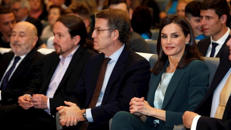 28/02/2020.- La reina Letizia acompañada por el presidente de la Xunta, Alberto Núñez Feijóo (2d), y el vicepresidente del Gobierno, Pablo Iglesias (2i), asiste al acto de proclamación del premio social Fundación Princesa de Girona 2020. / EFE - CABALAR