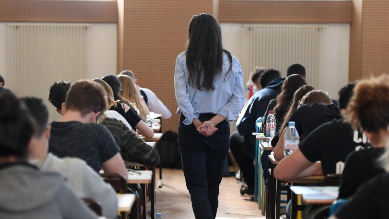 Una profesora vigila un examen. AFP/Frederick Florin.