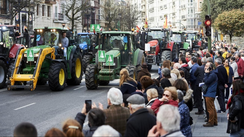 Los tractores cortan una calle de Santander durante las protestas. / EP