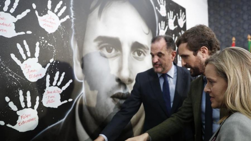 El candidato a lehendakari a las elecciones vascas, Carlos Iturgaiz, (i) junto al presidente del PP Pablo Casado, (c) y la presidenta del PP vasco, Amaia Fernández, (d) en el acto político celebrado este viernes en Ermua, Bizkaia. EFE/LUIS TEJIDO.