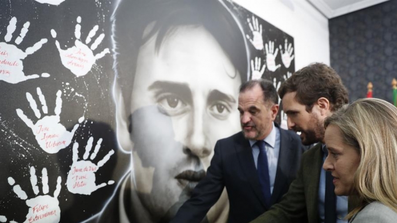 El candidato a lehendakari a las elecciones vascas, Carlos Iturgaiz, (i) junto al presidente del PP Pablo Casado, (c) y la presidenta del PP vasco, Amaia Fernández, (d) en el acto político celebrado este viernes en Ermua, Bizkaia. EFE/LUIS TEJIDO.