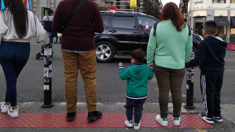 Dos niños esperan para cruzar en un paso de cebra de Madrid. / H.M.