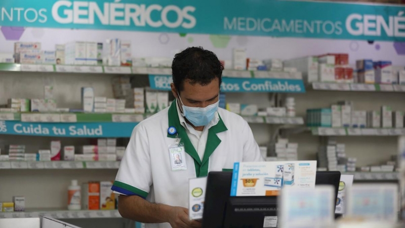 28/02/2020 .-  Un farmacéutico con mascarilla en México. / EFE