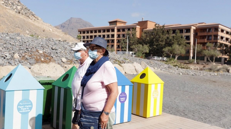 28/02/2020.- Dos turistas pasean en el sur de Tenerife. EFE/ Ramón De La Rocha