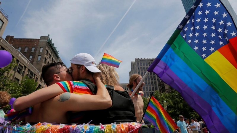 Dos personas se besan antes del inicio del 48º Desfile del Orgullo de Boston (Massachusetts). | Reuters, Brian Snyder.