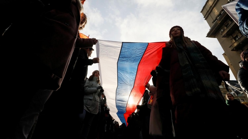 Manifestantes despliegan una bandera rusa en la marcha en memoria de Boris Nemtsov. | Shamil Zhumatov, Reuters.