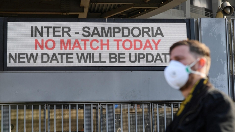 Uno de los muchos partidos de la liga italiana cancelados por el coronavirus. REUTERS/Daniele Mascolo