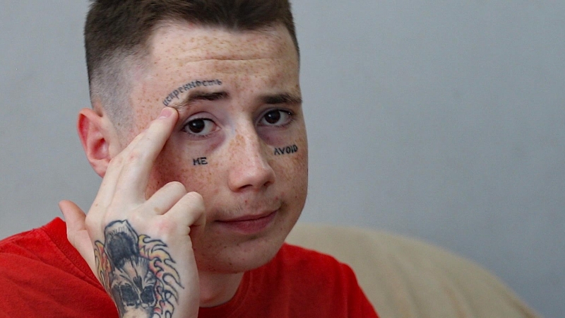 Moses, de 16 años, procede de Melitópol, Ucrania. Señala el tatuaje donde escribió 'sinceridad'. FERRÁN BARBER.