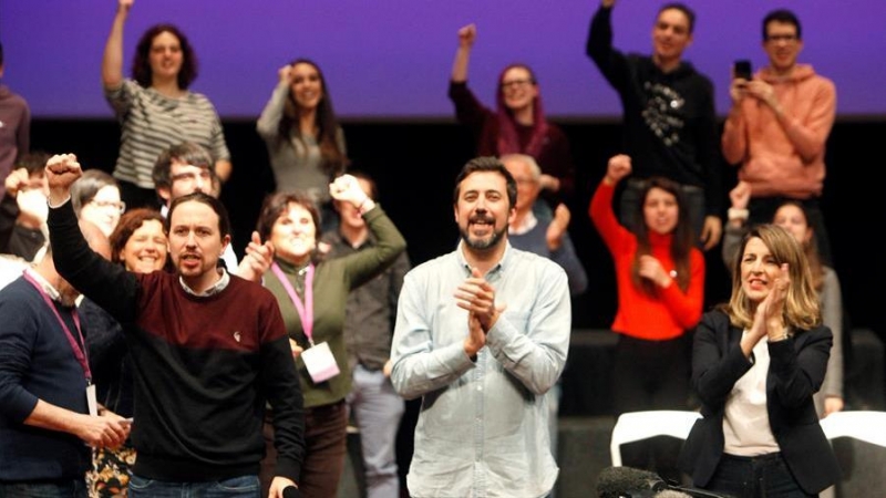 El líder de Podemos y vicepresidente segundo del Gobierno, Pablo Iglesias (i), ha comenzado hoy sábado en A Coruña la precampaña gallega con un acto para arropar al cabeza de lista de la coalición Galicia En Común-Anova-Mareas, Antón Gómez-Reino (c), al q