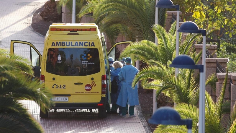 29/02/2020 1 - Una ambulancia frente al hotel de Adeje, en Tenerife. /  REUTERS - BORJA SUÁREZ