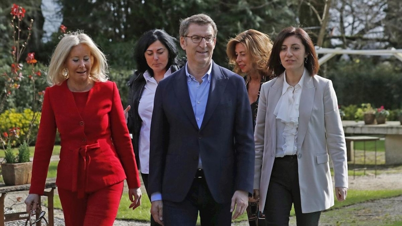 29/02/2020.- El presidente de la Xunta, y candidato a la reelección, Alberto Núñez Feijóo (c), junto a las cabezas de lista por Pontevedra, Corina Porro, Elena Candiá por Lugo, Marisol Díaz por Ourense, y por A Coruña, Ánxeles Vázquez, (i-d) en Santiago