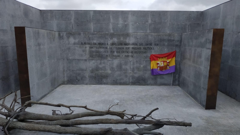 Memorial de La Almudena a las víctimas del franquismo. GUILLERMO MARTÍNEZ.