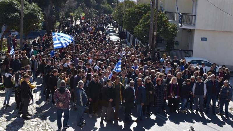 Protesta en una isla griega por la llegada de migrantes desde Turquía. EFE/EPA/STRATIS BALASKAS