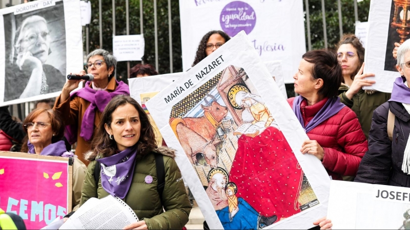 La plataforma Revuelta de Mujeres en la Iglesia se concentra junto a la catedral de la Almudena, en Madrid (España) a 1 de marzo de 2020. EUROPA PRESS.