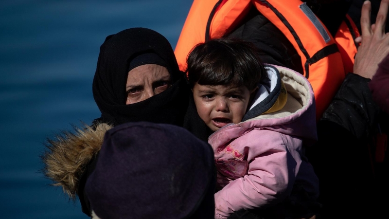 Una niña llora mientras cruza el mar Egeo en una embarcación. REUTERS/Alkis Konstantinidis