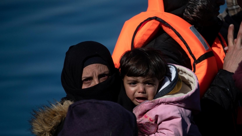 Una niña llora mientras cruza el mar Egeo en una embarcación. REUTERS/Alkis Konstantinidis