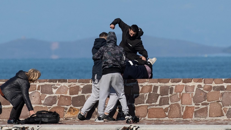Una agresión ultraderechista en Lesbos a un periodista. REUTERS/Stringer