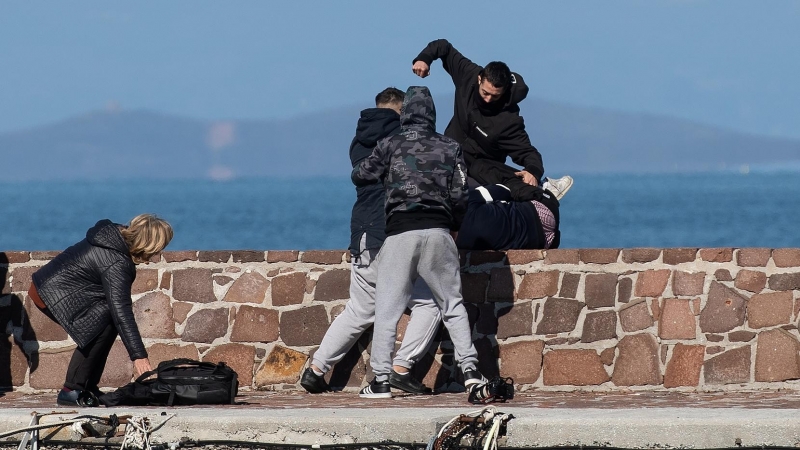 Una agresión ultraderechista en Lesbos a un periodista. REUTERS/Stringer