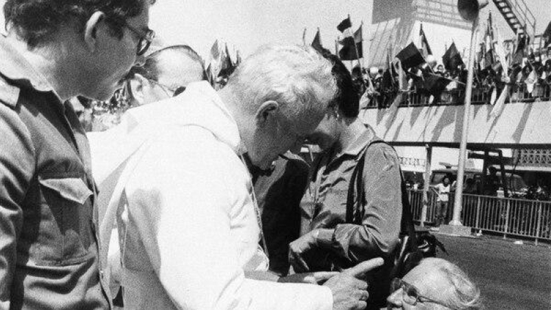 Histórica imagen en la que Juan Pablo II reprende a Ernesto Cardenal, portavoz de la Teología de la Liberación. AFP/Archivo.