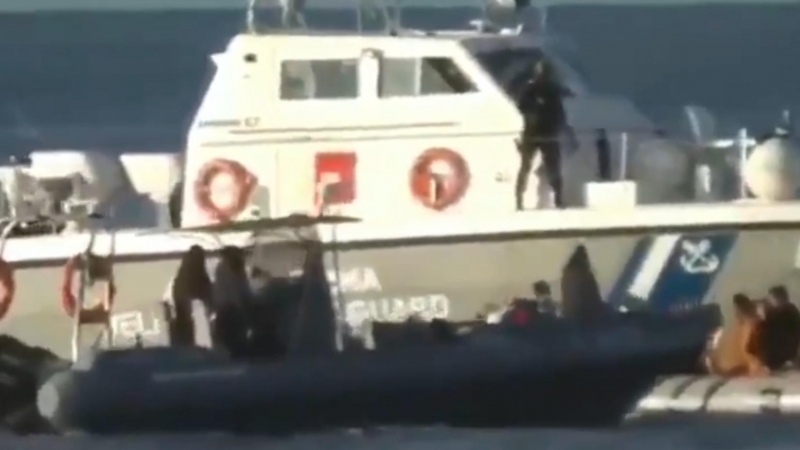 Guardacostas griegos cargan contra refugiados