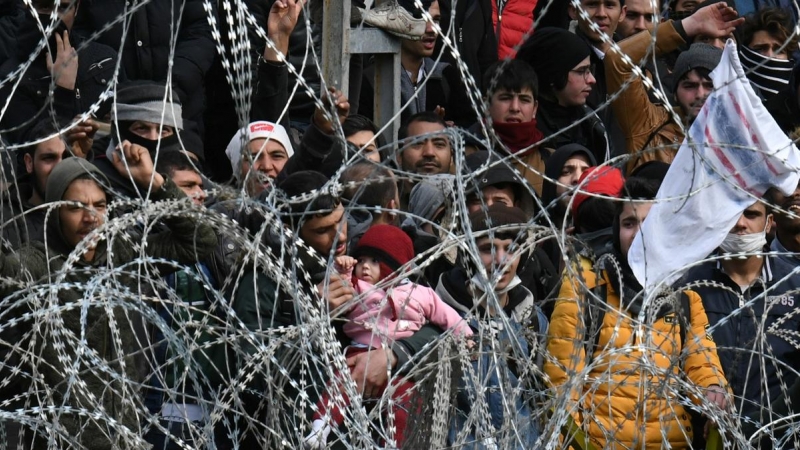 Cientos de personas protestan en la frontera, en la localidad de Kastanies. - REUTERS