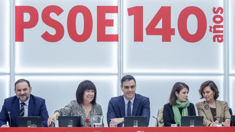 El ministro de Transportes, y secretario de Organización del PSOE, la presidenta del partido, Cristina Narbona, el presidente del Gobierno secretario general socialista, Pedro Sánchez, la vicesecretaria general y portavoz del grupo socialista en el Congre