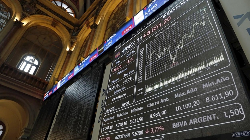 Vista del panel del Ibex 35 en el parqué de la Bolsa de Madrid. EFE/Chema Moya