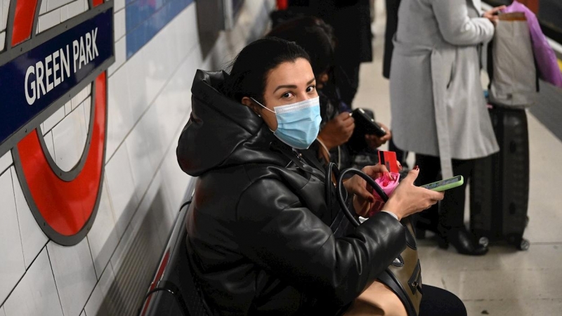 Una mujer con mascarilla en el metro de Londres | EFE