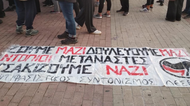 Una de las pancartas de la manifestación antifascista en Lesbos, que dice 'Vivimos juntos, trabajamos juntos. Locales y inmigrantes machacamos a los nazis'. J.C.