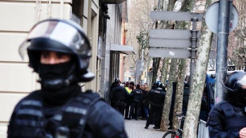 Desplegament de Mossos d'Esquadra durant el desnonament del Bloc Llavors al carrer Lleida de Barcelona. @sindicatdebarri