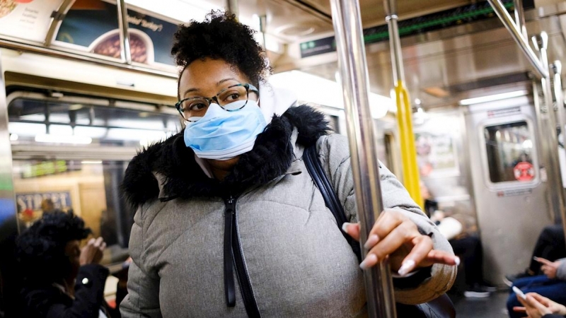 Una mujer viaja en el metro de Nueva York con una mascarilla./ Justin Lane(EFE/EPA)
