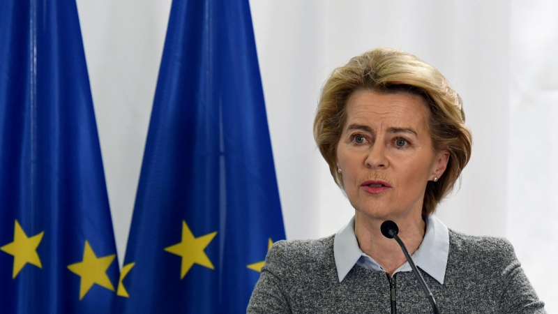 Úrsula von der Leyen habla en una rueda de prensa en la ciudad griega de Kastanies de Evros, cerca de la frontera turco-griega donde los refugiados se encuentran atrapados./ Alexandros Avramidis (Reuters)