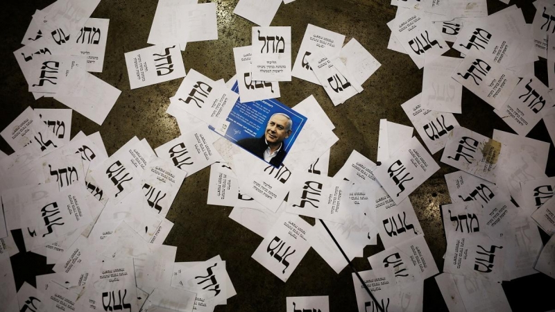 Papeletas del Likud con la cara de Benjamín Netanyahu en el suelo./Amir Cohen (Reuters)