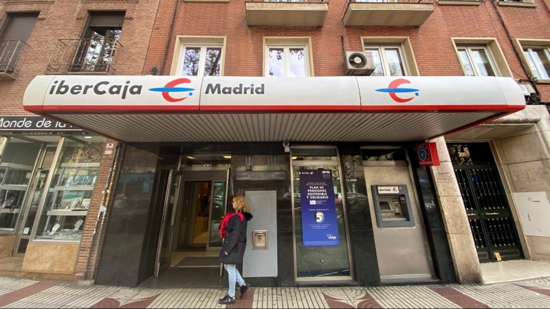Una mujer entra en un una oficina de IberCaja en Madrid. E.P./Eduardo Parra